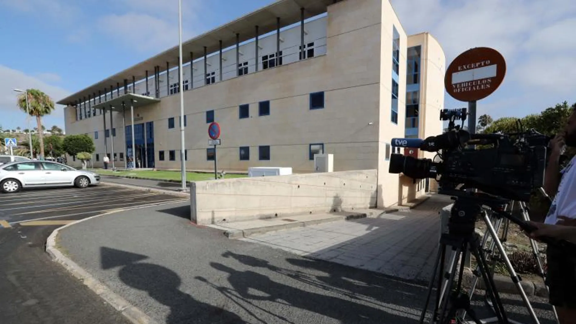 Varios medios de comunicación a las puertas del edificio de los juzgados de San Bartolomé de Tirajana Varios medios de comunicación a las puertas del edificio de los juzgados de San Bartolomé de Tirajana