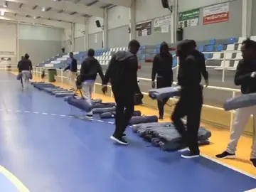 El Ayuntamiento de Motril (Granada) habilita el pabellón municipal para acoger a 132 inmigrantes El Ayuntamiento de Motril (Granada) habilita el pabellón municipal para acoger a 132 inmigrantes