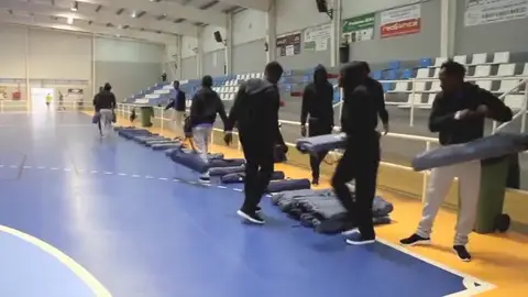 El Ayuntamiento de Motril (Granada) habilita el pabellón municipal para acoger a 132 inmigrantes El Ayuntamiento de Motril (Granada) habilita el pabellón municipal para acoger a 132 inmigrantes