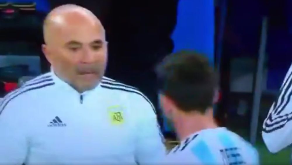 Sampaoli y Messi hablan en la banda
