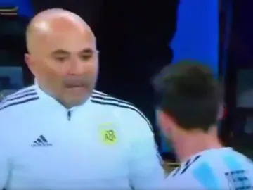Sampaoli y Messi hablan en la banda Sampaoli y Messi hablan en la banda