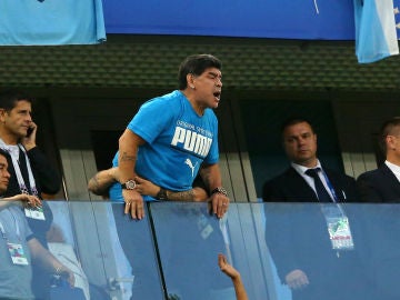 Maradona, en la grada durante el partido de Argentina