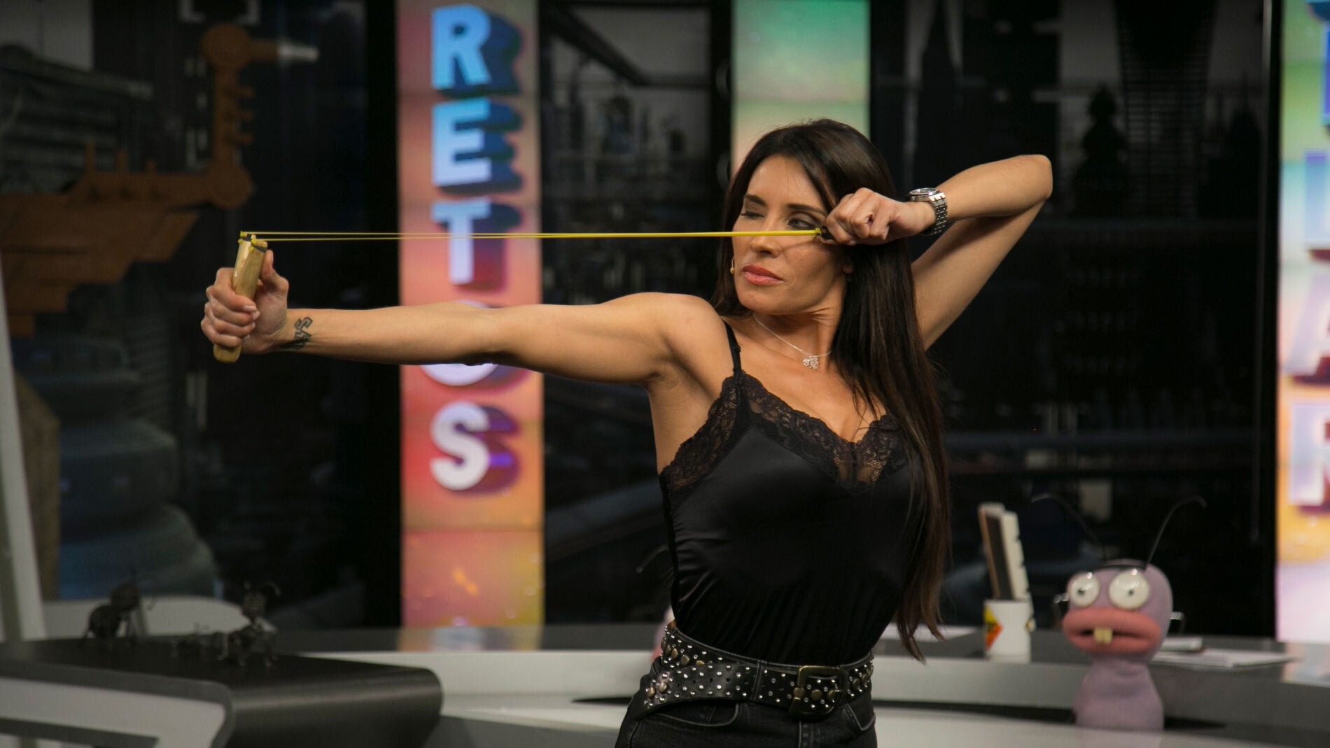 Pilar Rubio demuestra en 'El Hormiguero 3.0' que es una experta en la precisi&oacute;n con tirachinas