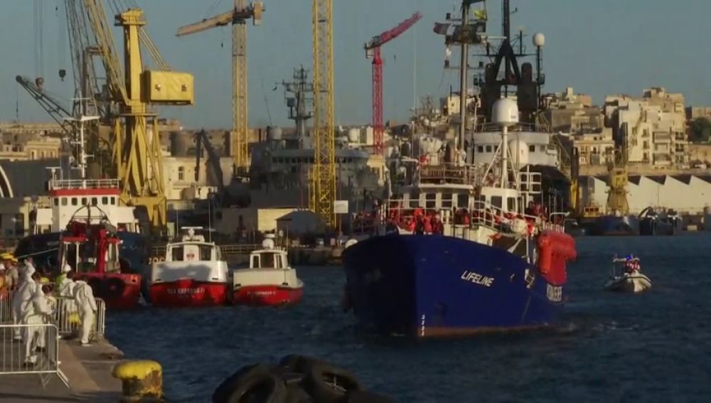 El barco Lifeline con unos 230 inmigrantes a bordo llega a Malta tras seis días en el Mediterráneo 