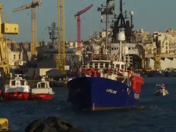 El barco Lifeline con unos 230 inmigrantes a bordo llega a Malta tras seis días en el Mediterráneo El barco Lifeline con unos 230 inmigrantes a bordo llega a Malta tras seis días en el Mediterráneo