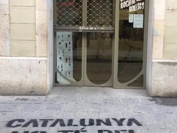 Pintada en la entrada a la heladería. Pintada en la entrada a la heladería.