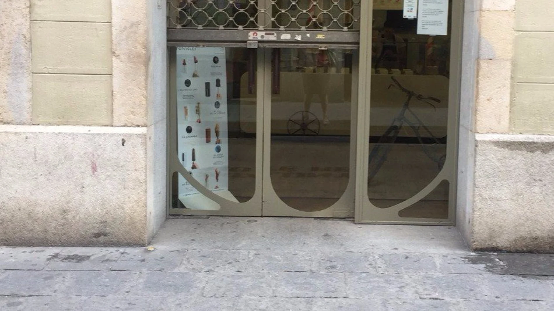 Pintada en la entrada a la heladería. Pintada en la entrada a la heladería.