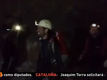 La Guardia Civil logra sacar de la gruta de Teruel a los tres espeleólogos desaparecidos La Guardia Civil logra sacar de la gruta de Teruel a los tres espeleólogos desaparecidos