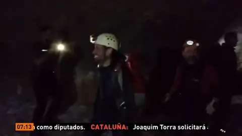 La Guardia Civil logra sacar de la gruta de Teruel a los tres espeleólogos desaparecidos La Guardia Civil logra sacar de la gruta de Teruel a los tres espeleólogos desaparecidos