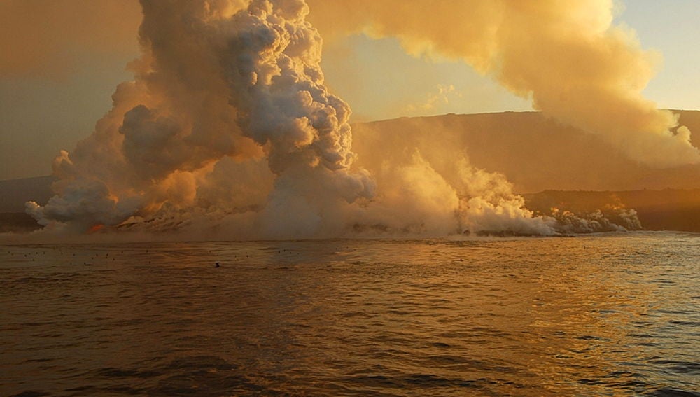 Imagen de la humareda del volcán
