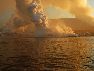 Imagen de la humareda del volcán