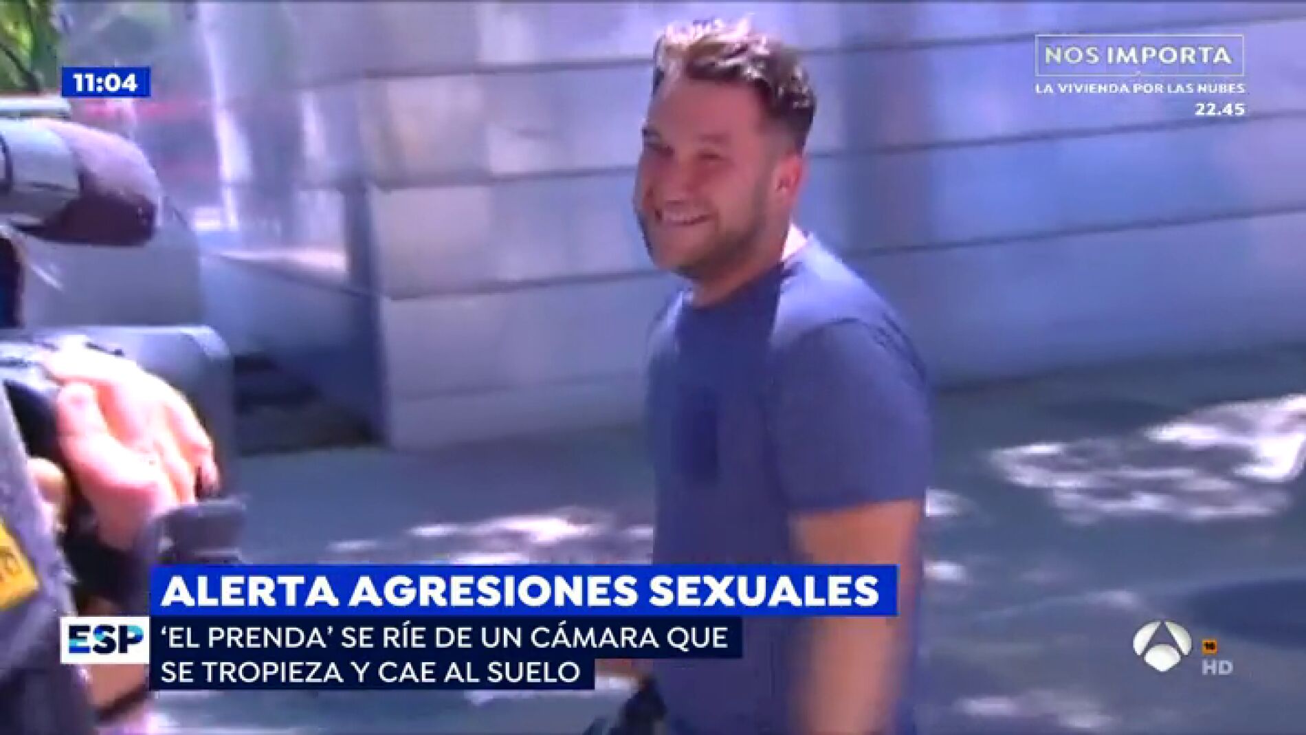  'El Prenda' sufre un ataque de risa ante la ca&iacute;da de un c&aacute;mara de televisi&oacute;n