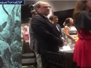 Quim Torra canta 'Els Segadors' en un acto en el que coincide con Morenés Quim Torra canta 'Els Segadors' en un acto en el que coincide con Morenés