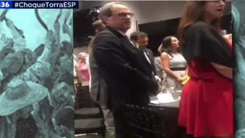 Quim Torra canta 'Els Segadors' en un acto en el que coincide con Morenés Quim Torra canta 'Els Segadors' en un acto en el que coincide con Morenés