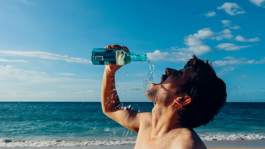 Lo mismo beber agua helada no es tan buena idea. Pero, ¿y lo qué refresca?