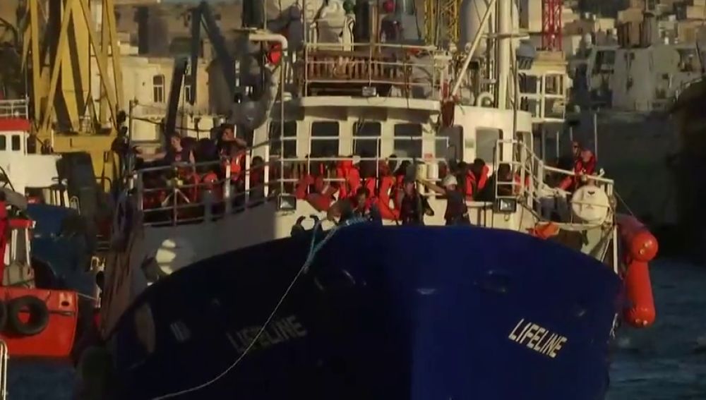 Barco de ONG Lifeline está inmovilizado en Malta y su capitán fue interrogado