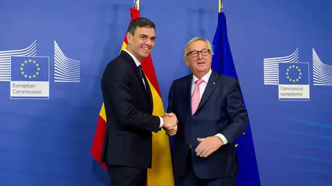 Pedro Sánchez con Jean Claude Juncker Pedro Sánchez con Jean Claude Juncker