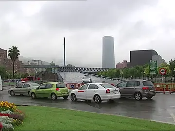 El Puente Euskaduna de Bilbao amanece cerrado al tráfico por un desplazamiento en su estructura El Puente Euskaduna de Bilbao amanece cerrado al tráfico por un desplazamiento en su estructura