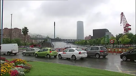 El Puente Euskaduna de Bilbao amanece cerrado al tráfico por un desplazamiento en su estructura El Puente Euskaduna de Bilbao amanece cerrado al tráfico por un desplazamiento en su estructura
