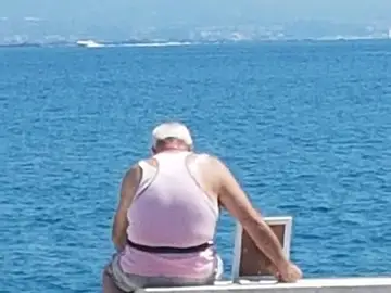 La imagen del anciano frente a la playa La imagen del anciano frente a la playa