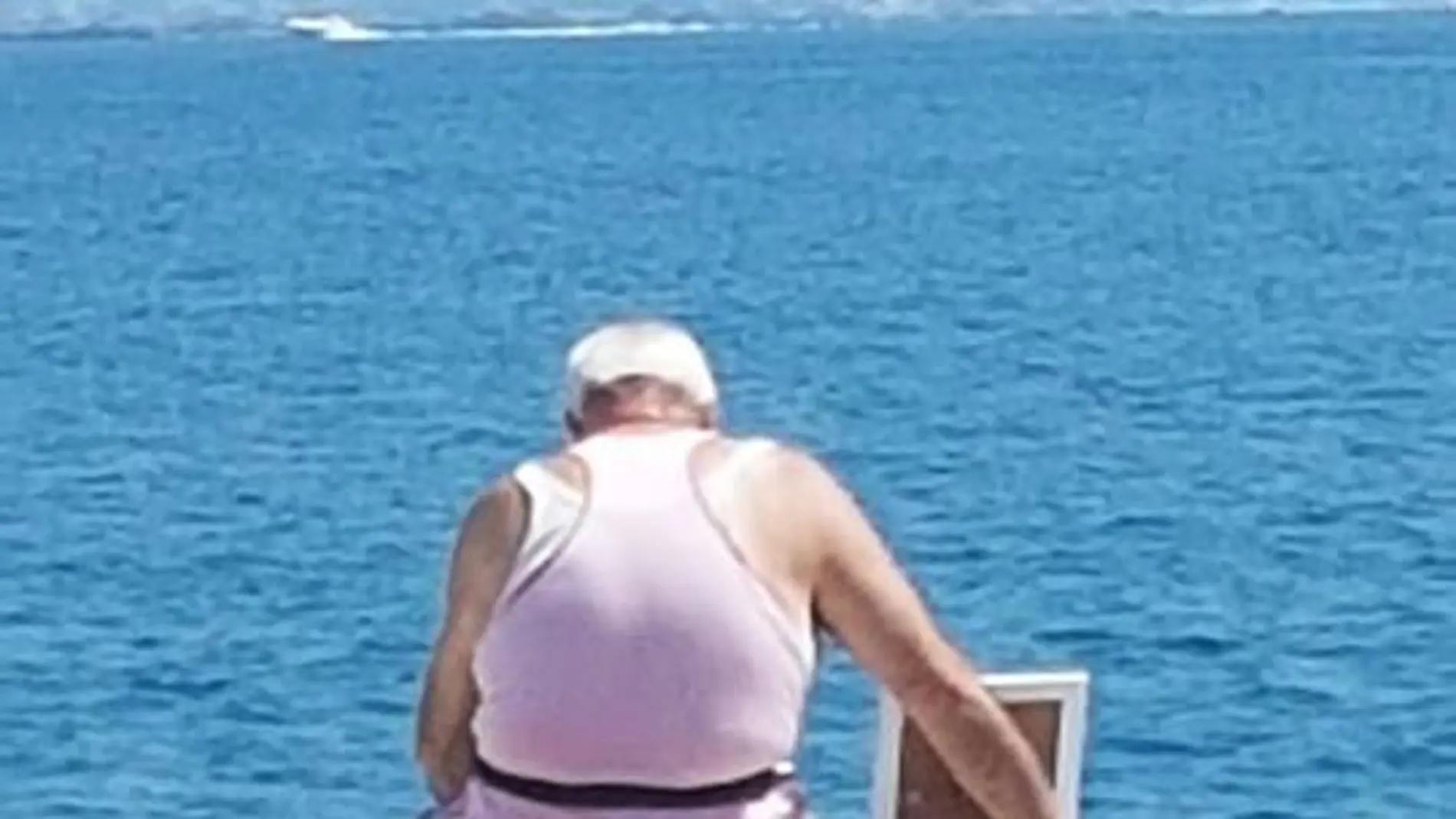 La imagen del anciano frente a la playa La imagen del anciano frente a la playa