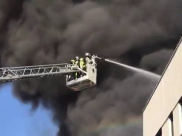 Los bomberos intentan controlar el incendio de una nave industrial 