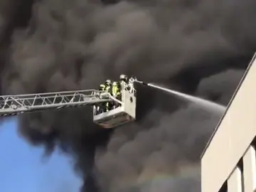 Los bomberos intentan controlar el incendio de una nave industrial Los bomberos intentan controlar el incendio de una nave industrial