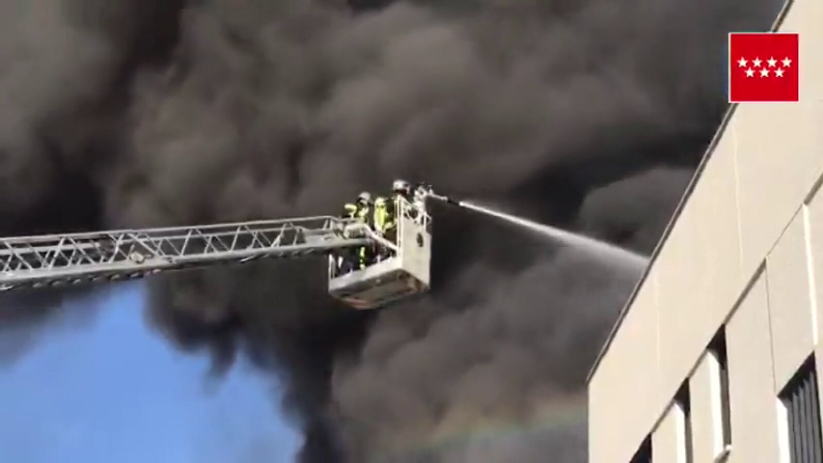 Los bomberos intentan controlar el incendio de una nave industrial en Getafe 