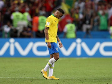 Neymar lamentándose durante el partido ante Bélgica