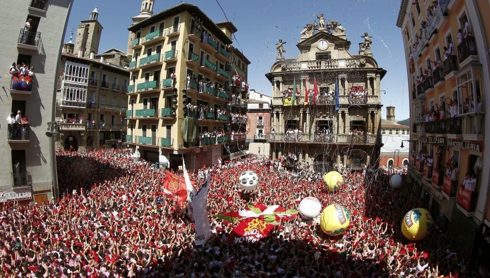 El buen ambiente inunda el chupinazo de San Fermín