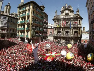 El buen ambiente inunda el chupinazo de San Fermín El buen ambiente inunda el chupinazo de San Fermín