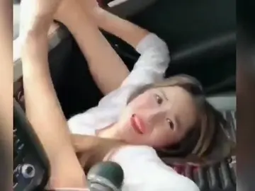 Una mujer queda encajada por no llevar cinturón y llevar las pierna en alto Una mujer queda encajada por no llevar cinturón y llevar las pierna en alto