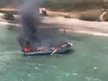 Una embarcación de recreo se incendia frente a la costa de Alcossebre, en Castellón Una embarcación de recreo se incendia frente a la costa de Alcossebre, en Castellón