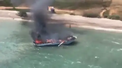 Una embarcación de recreo se incendia frente a la costa de Alcossebre, en Castellón Una embarcación de recreo se incendia frente a la costa de Alcossebre, en Castellón