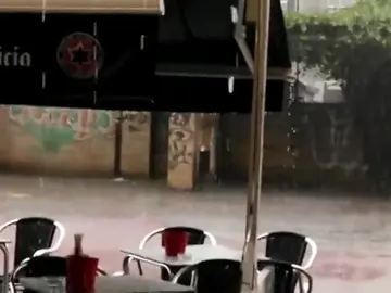 Una nueva tormenta en Ponferrada corta el tráfico e inunda las vías del tren Una nueva tormenta en Ponferrada corta el tráfico e inunda las vías del tren