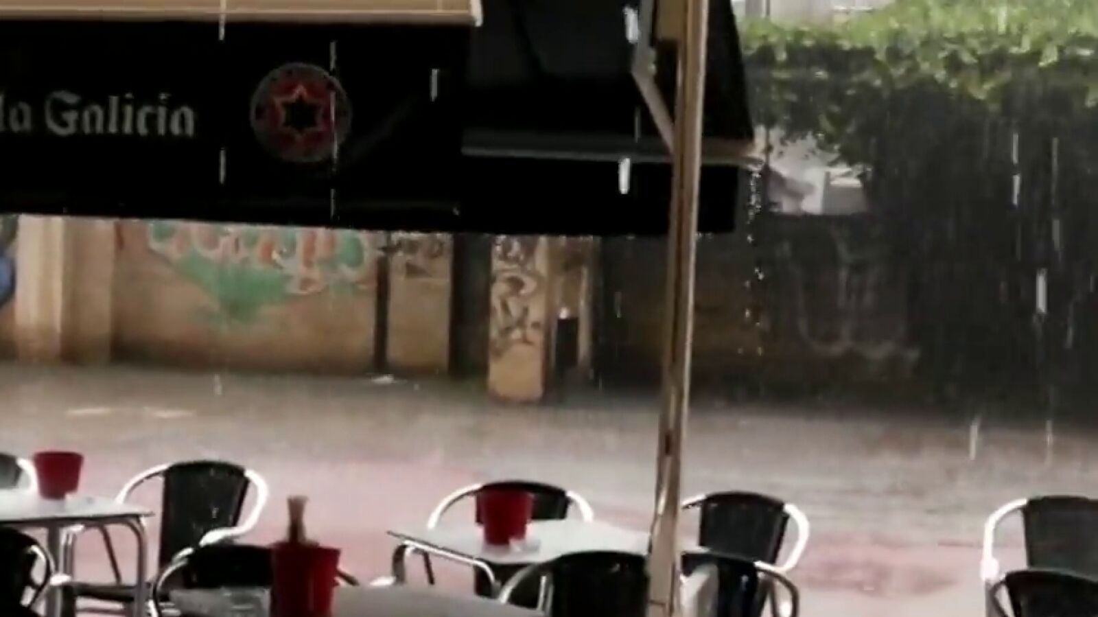 Una nueva tormenta en Ponferrada obliga a cortar el tráfico e inunda las vías del tren