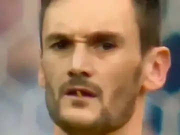 La 'merienda' menos deseada de Hugo Lloris... ¡a punto de comerse una libélula en pleno partido! La 'merienda' menos deseada de Hugo Lloris... ¡a punto de comerse una libélula en pleno partido!