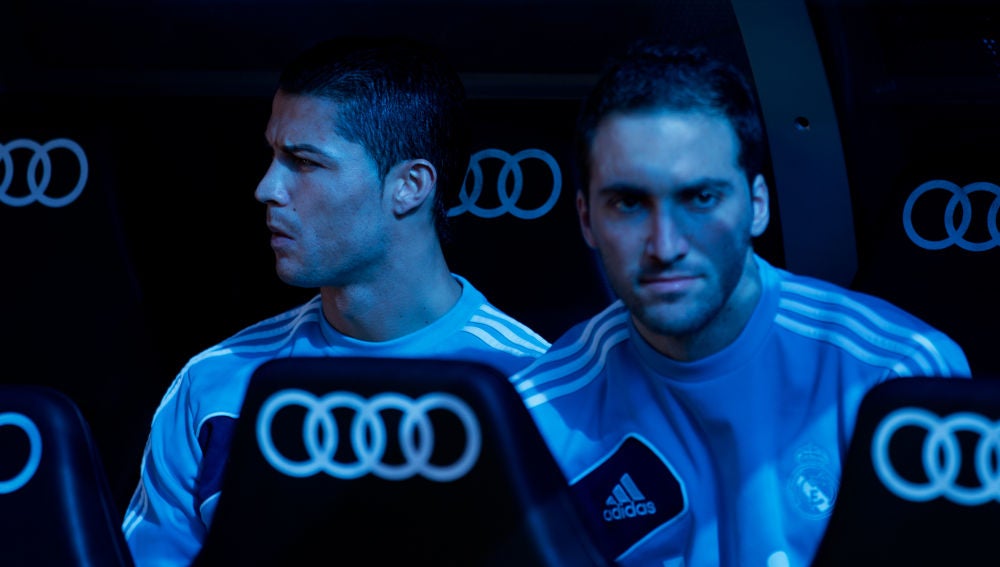 Cristiano Ronaldo e Higuaín, en el banquillo del Real Madrid