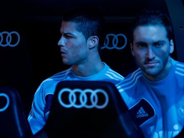 Cristiano Ronaldo e Higuaín, en el banquillo del Real Madrid