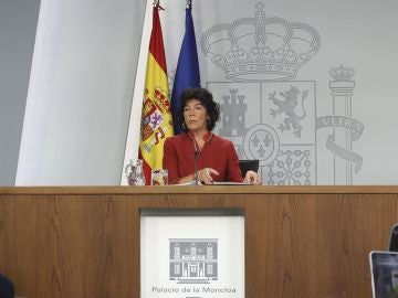 La portavoz del Gobierno, Isabel Celaá, en rueda de prensa