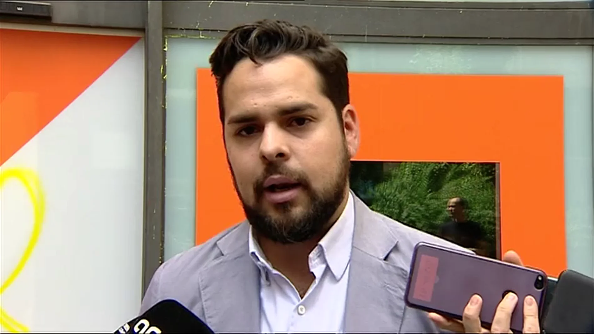 Ciudadanos pide a Sánchez que no se reúna con Torra: "Tiene como referente a Kosovo y ha insultado a los españoles" Ciudadanos pide a Sánchez que no se reúna con Torra: "Tiene como referente a Kosovo y ha insultado a los españoles"