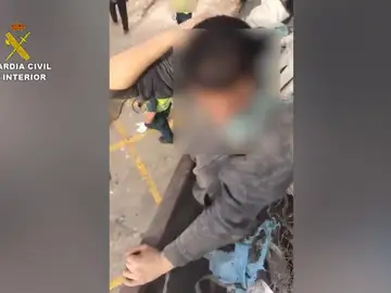 Ocho personas pretendían cruzar la frontera de Melilla ocultos entre la chatarra Ocho personas pretendían cruzar la frontera de Melilla ocultos entre la chatarra