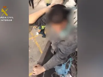 Ocho personas pretendían cruzar la frontera de Melilla ocultos entre la chatarra Ocho personas pretendían cruzar la frontera de Melilla ocultos entre la chatarra