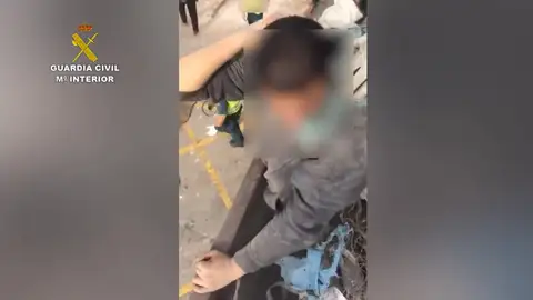 Ocho personas pretendían cruzar la frontera de Melilla ocultos entre la chatarra Ocho personas pretendían cruzar la frontera de Melilla ocultos entre la chatarra