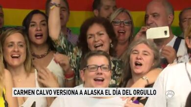 La vicepresidenta del Gobierno canta apasionadamente el clásico 'A quién le importa' de Alaska durante las fiestas del Orgullo Gay