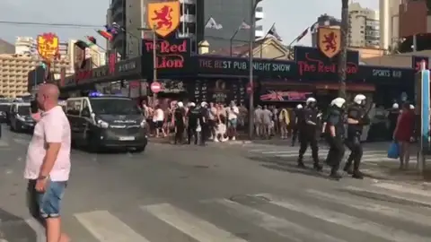 Cortan las calles de Benidorm por precaución ante la celebración de los aficionados ingleses Cortan las calles de Benidorm por precaución ante la celebración de los aficionados ingleses