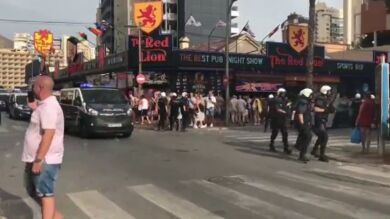 Los antidisturbios cargan contra los aficionados ingleses en Benidorm descontrolados por la celebración del Mundial
