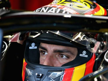 Carlos Sainz, en su cockpit