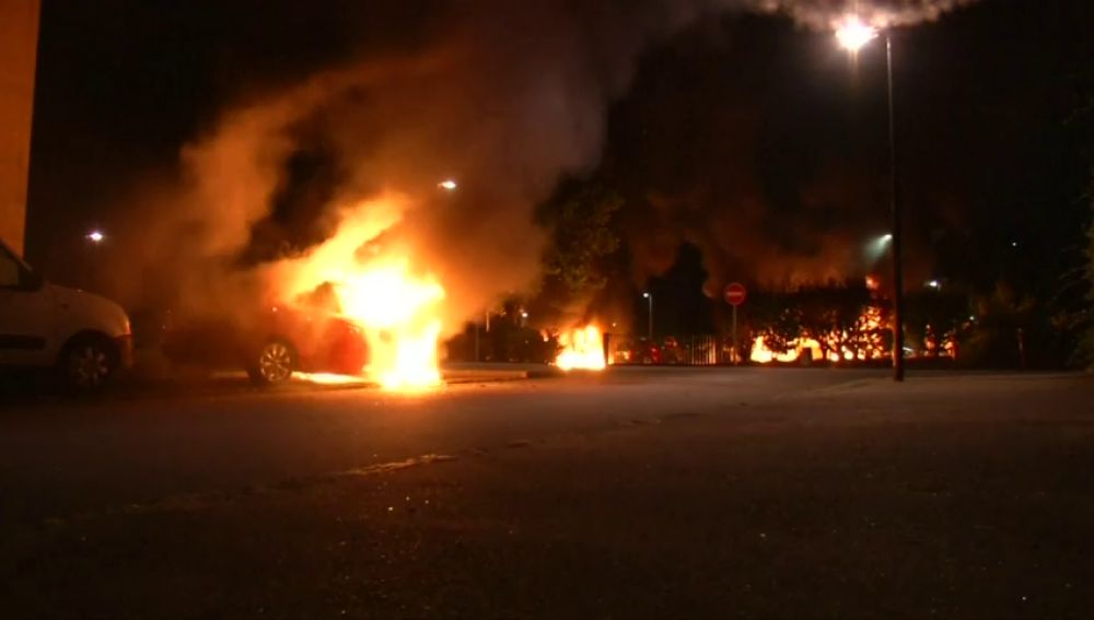 Nantes vive la cuarta noche de disturbios con al menos 35 coches incendiados