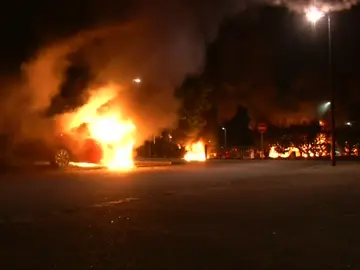 Nantes vive la cuarta noche de disturbios con al menos 35 coches incendiados Nantes vive la cuarta noche de disturbios con al menos 35 coches incendiados